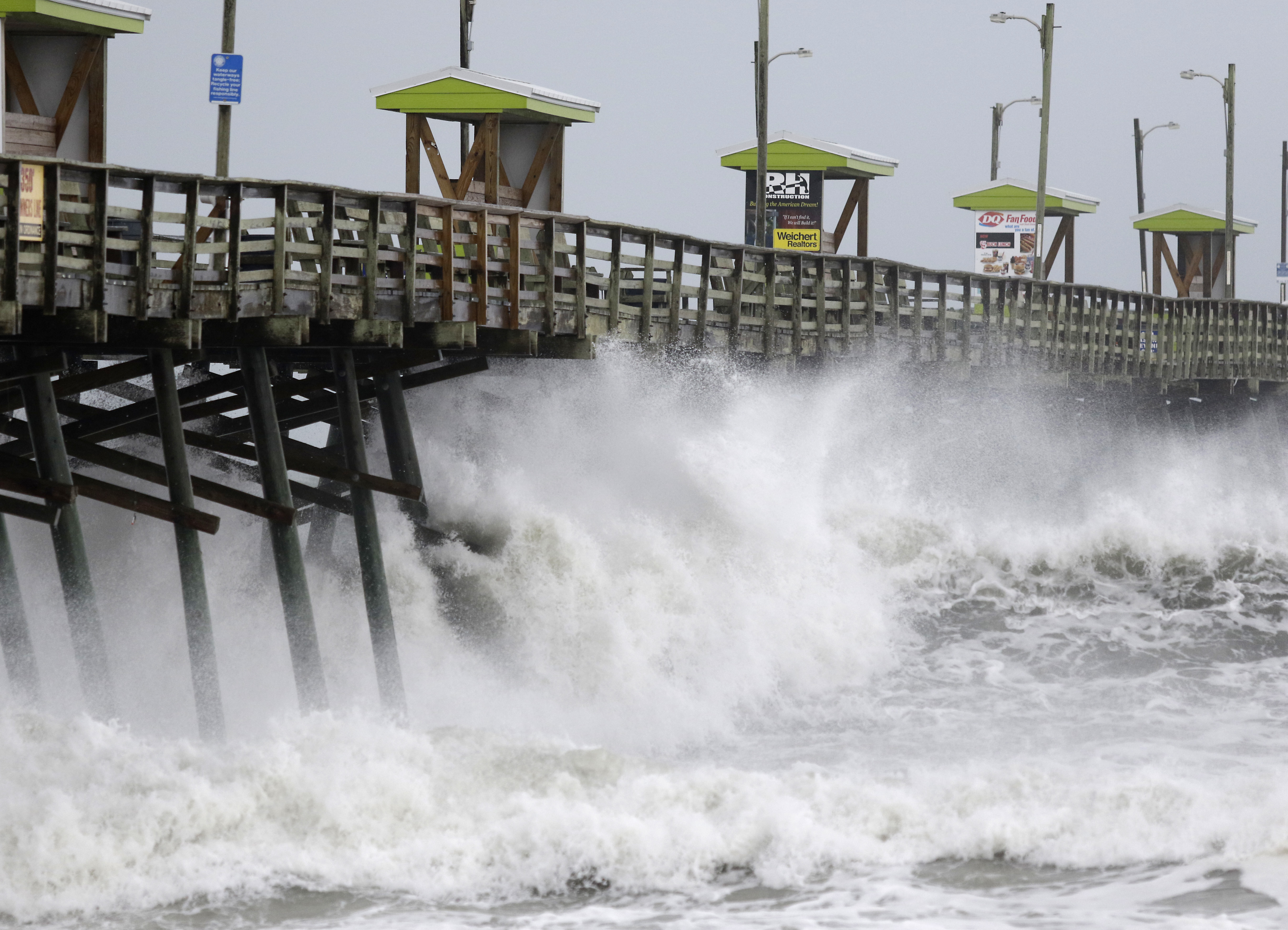 Hurricane Florence begins lashing Carolina coast