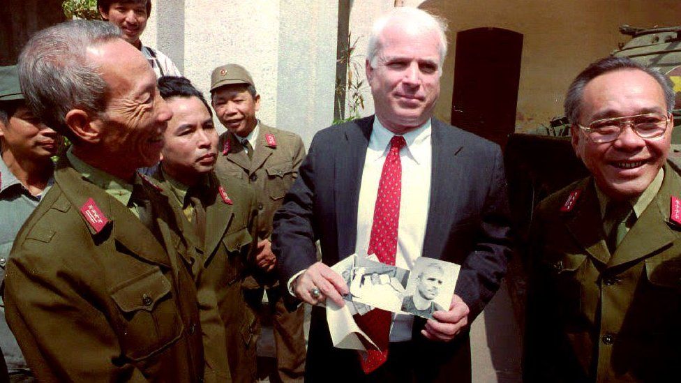 Image result for Ã´ng McCain Ä‘Ã£ chá»¥p áº£nh cáº¡nh phÃ¹ Ä‘iÃªu táº¡i há»“ TrÃºc Báº¡ch