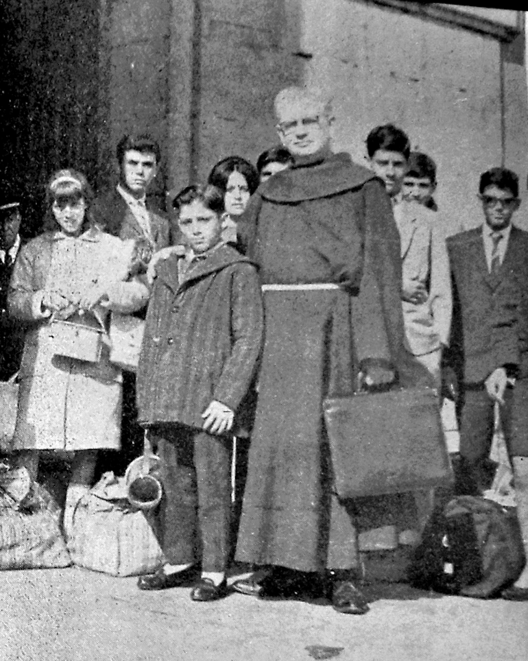 Padre Camiñas recibiendo un grupo de niños a su llegada a Barajas.