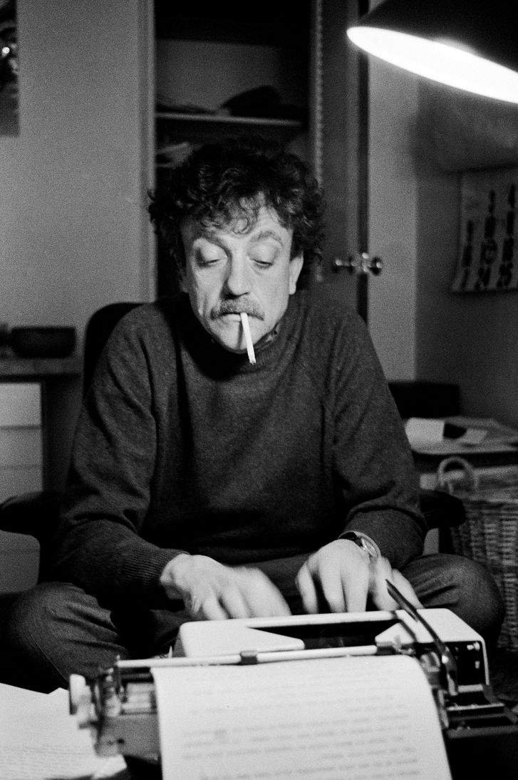 https://media.newyorker.com/photos/5d01329dd07242447d2c7444/master/w_727,c_limit/Rushdie-Vonnegut.jpg