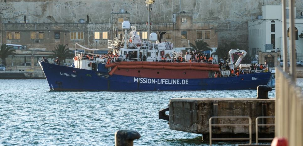 Emmanuel Macron accuse une de ces ONG, Lifeline, de faire le jeu des passeurs libyens.