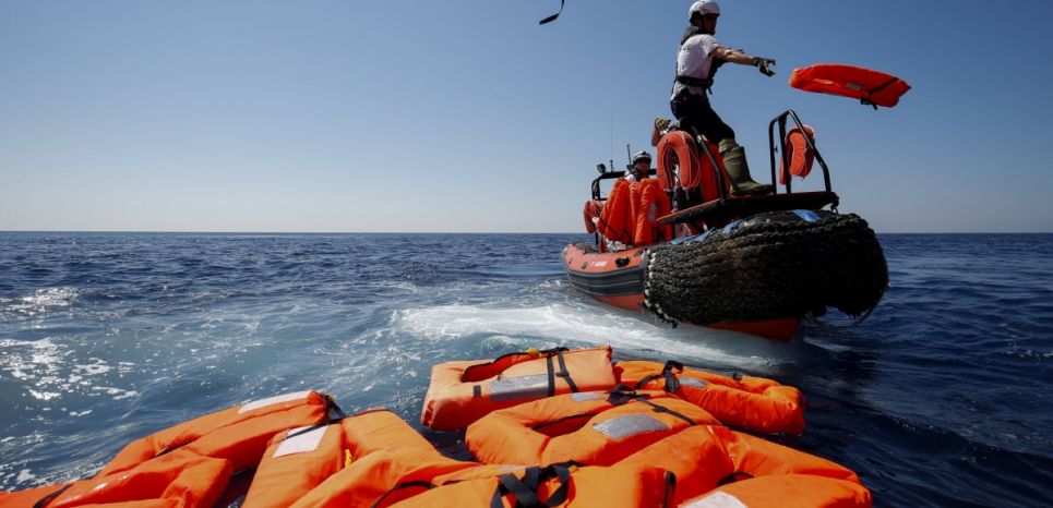 Des équipes de l'Aquarius secourent une embarcation entre Lampedusa et la Tunisie le 23 juin 2018.