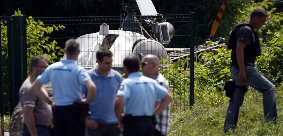 vLa police près de l'hélicoptère abandonné par Redoine Faïd après son évasion de prison à Reau. 