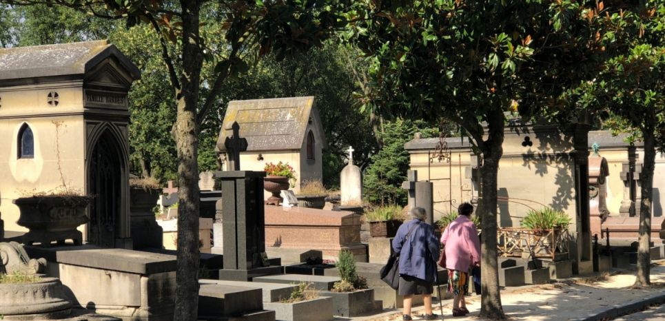 Deux femmes se promenant dans les allées du cimetière du Père-Lachaise. (L. Auvitu)