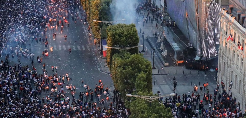 Le Drugstore Publicis en haut des Champs-Elysées a été pris pour cible par des supporters. 