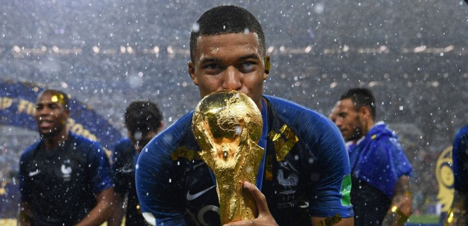 Kylian Mbappé embrasse la Coupe du Monde, remportée par les Bleus ce dimanche 15 juillet 2018.