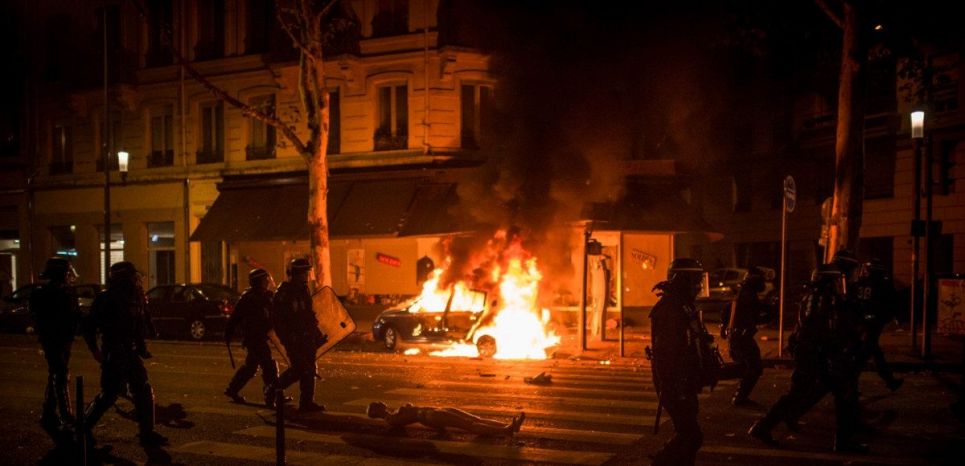Véhicules et mobilier urbain incendiés à Lyon le 15 juillet 2018, en marge de la victoire des Bleus à la coupe du monde de football