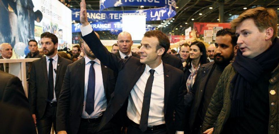 Emmanuel Macron au Salon de l'agriculture avec Alexandre Benalla à ses côté, le 24 février 2018.
