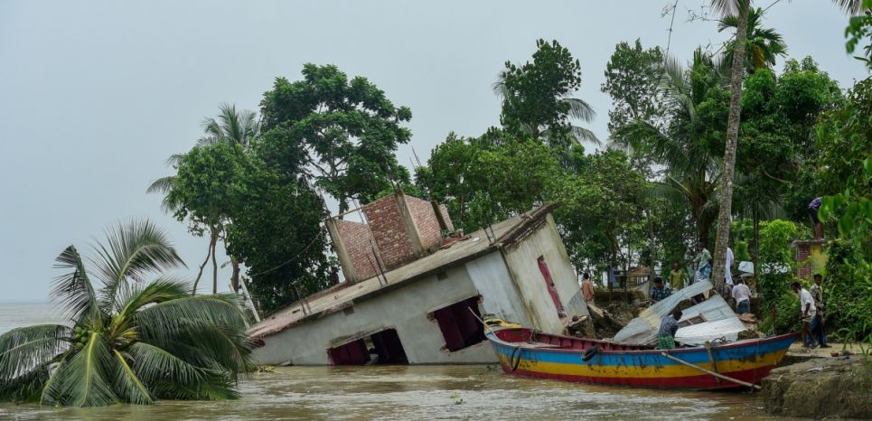Une maison effondrée après la montée des eaux des rivières, au Bangladesh, le 13 septembre 2018. Plus de 2.000 maisons ont été emportées.