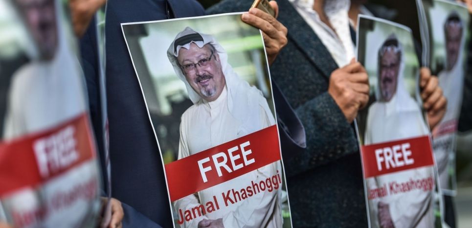 Des manifestants devant le consulat d'Arabie saoudite à Istanbul, le 5 octobre 2018 (O. KOSE/AFP).