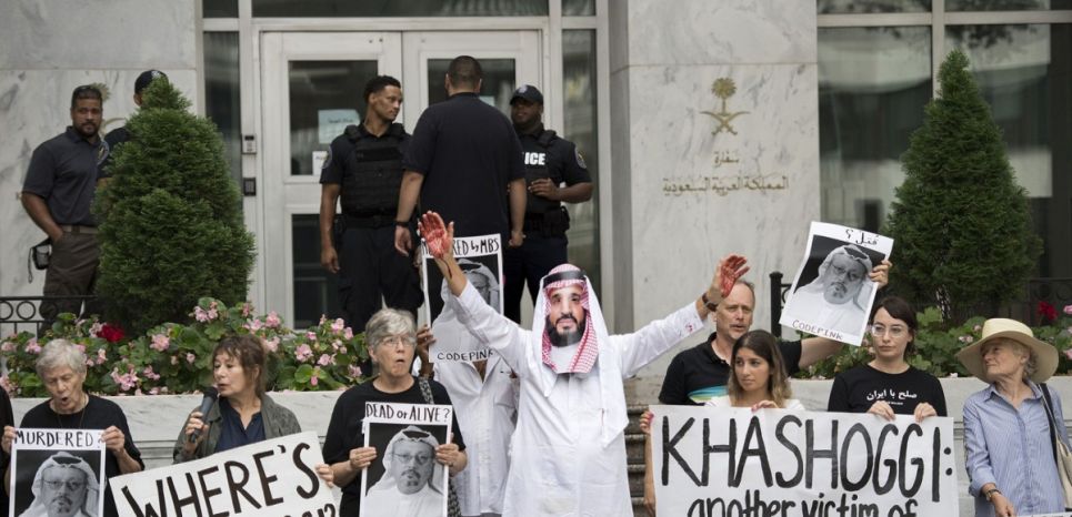 Des manifestants devant le consulat d'Arabie saoudite à Istanbul, le 8 octobre 2018 (J. WATSON/AFP).