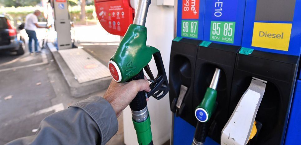 Hausse des prix du carburants : la grogne monte, le gouvernement redoute des blocages