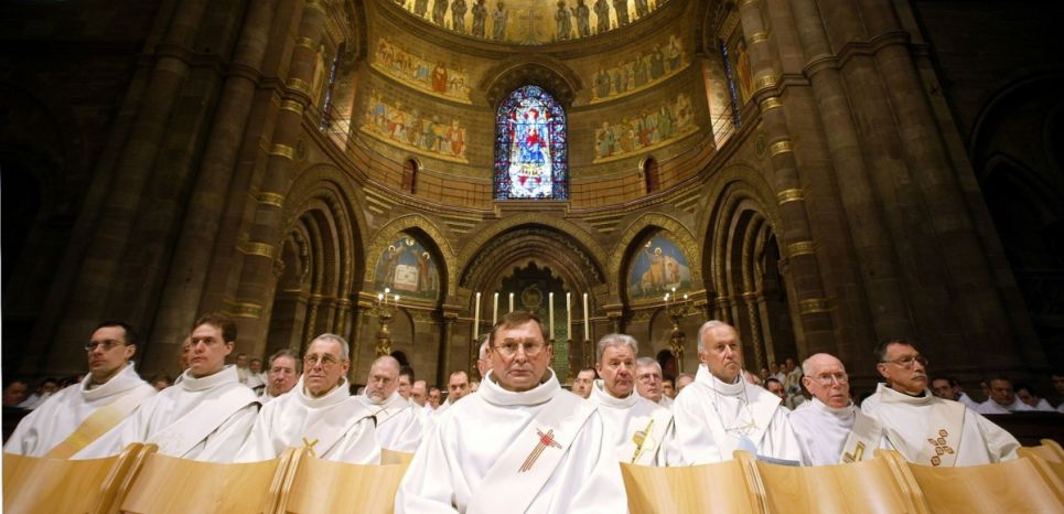 Les évêques s'apprêtent à communier lors d'une messe de bénédiction des huiles saintes dans la cathédrale de Strasbourg, le 6 avril 2004 lors d'une messe.