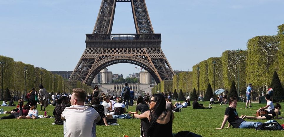 Le Champ-de-Mars, au pied de la tour Eiffel.