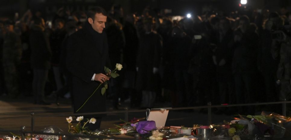 Emmanuel Macron a déposé vendredi soir une rose blanche devant le mémorial improvisé