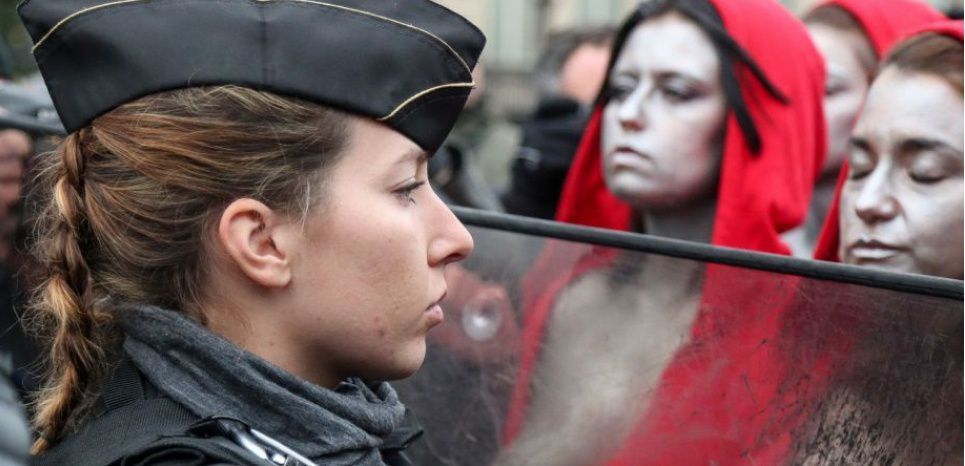 Ce ne sont pas des Femen qui ont fait face aux gendarmes déguisées en Marianne 