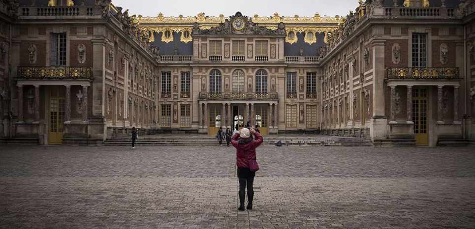 La façade du château de Versailles.