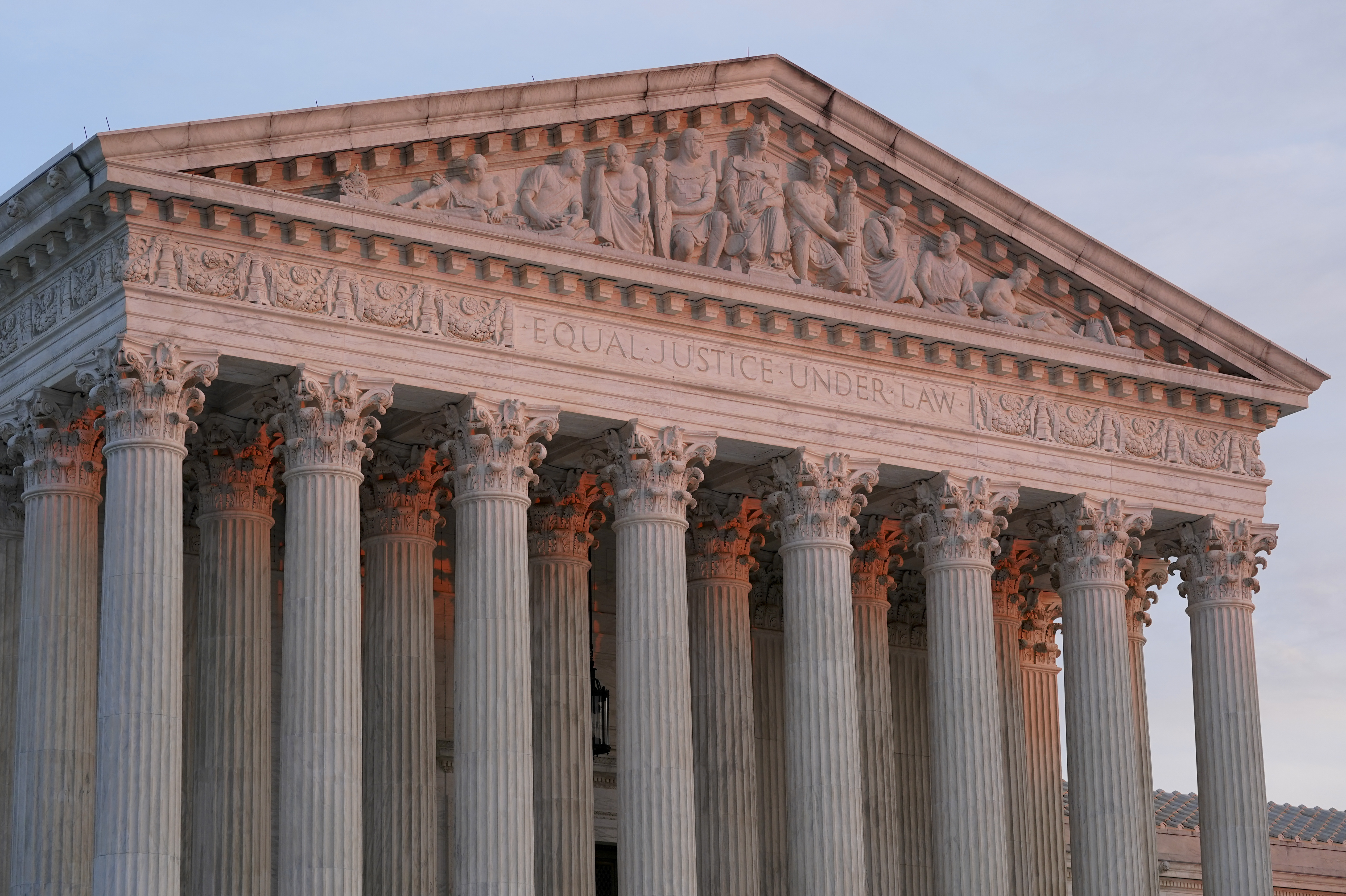 Supreme Court says First Amendment entitles web designer
to refuse to do gay weddings Supreme Court says First Amendment entitles web designer to refuse to do
gay weddings