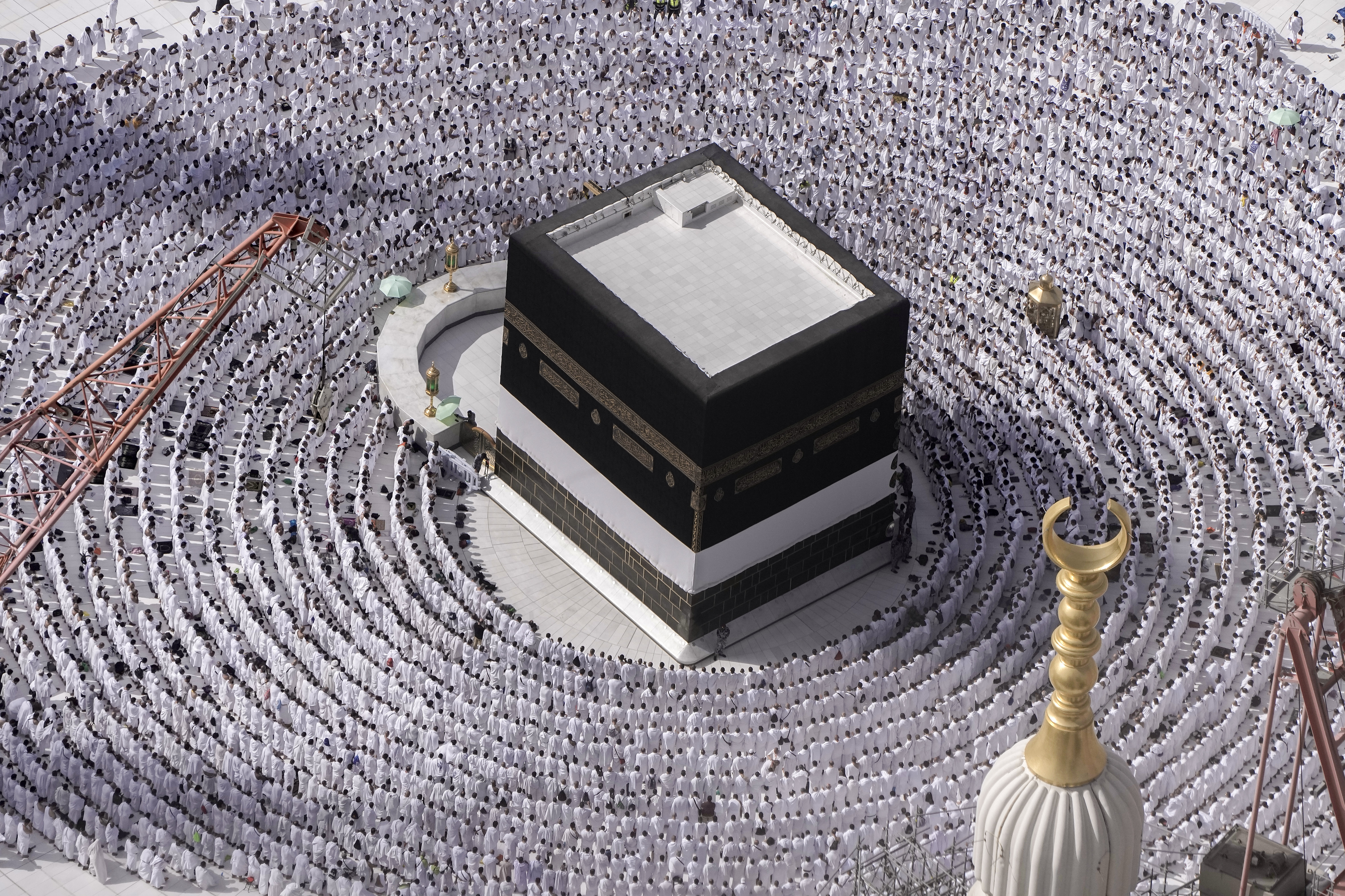 Standing where Prophet Muhammad gave his final sermon, 2
million Muslims perform Hajj Standing where Prophet Muhammad gave his final sermon, 2 million Muslims
perform Hajj