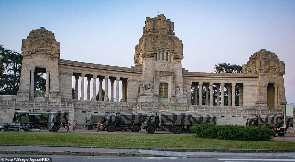 Đoàn xe di quan nạn nhân Covid-19 trong đêm khiến nước Ý bàng hoàng 2 Đoàn xe di quan nạn nhân Covid-19 trong đêm khiến nước Ý bàng hoàng 2