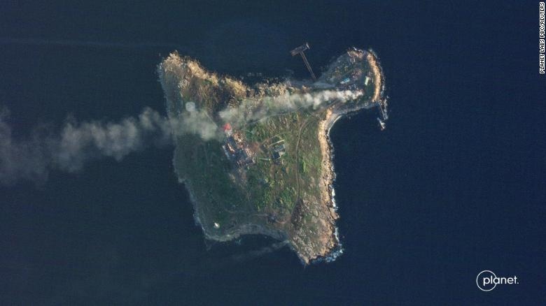 Hình ảnh vệ tinh cho thấy khói bốc lên ở Đảo Rắn ngày 8/5/2022. Ảnh: CNN