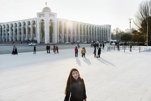 Ala-Too, la place principale et centrale de Bichkek, d’un blanc étincelant.