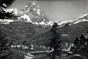 Le mont Cervin vu depuis la Vallée d'Aoste, côté Italie, vers 1950.