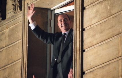 Jacques Chirac salue la foule depuis le balcon de la permanence électorale du RPR, le 7 mai 1995, après son élection.&nbsp;