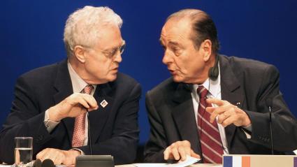 Le Premier ministre Lionel Jospin, en pleine discussion avec Jacques Chirac, camoufle le microphone, le 8 décembre 2000, lors d\'un sommet européen à Nice. &nbsp;