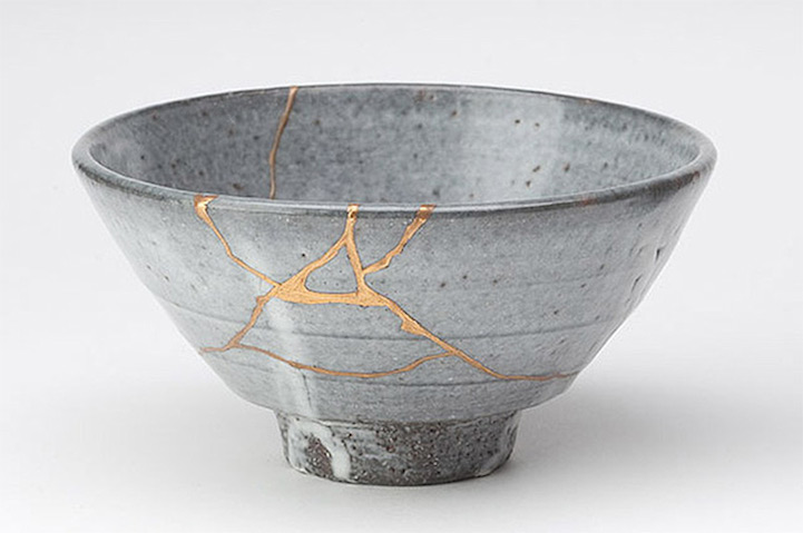 kintsugi Japanes art broken pottery