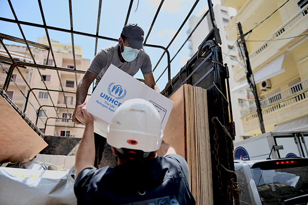 Les équipes déchargent des articles de première nécessité à Beyrouth.   © UNHCR/Haidar Darwish