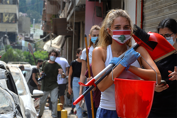 Des Libanais commencent à nettoyer suite à l'explosion dévastatrice.   © Ritzau Scanpix