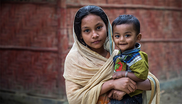 Mère rohingya réfugiée avec son fils.  © HCR/Vincent Tremeau