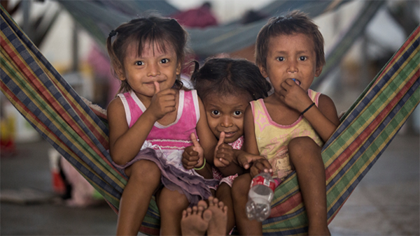 Jeunes enfants réfugiés au camp de Pintolandia au Brésil.   © UNHCR/Vincent Tremeau