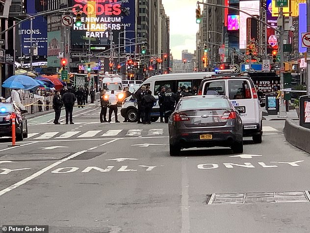 Xả súng ngay giữa quảng trường Thời đại ở New York - Ảnh 2. Xả súng ngay giữa quảng trường Thời đại ở New York - Ảnh 2.