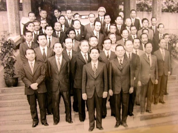 Nội các Thủ tướng Nguyễn Bá Cẩn (14/4/1975) TT N B Cẩn (giữa), PTT N V Hảo (hàng thứ nhì, bên trái TT NBC)