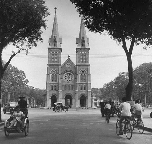 Nhà thờ Notre Dame de Saigon và Place Pigneau de Béhaine, hình chụp từ đường Catinat.