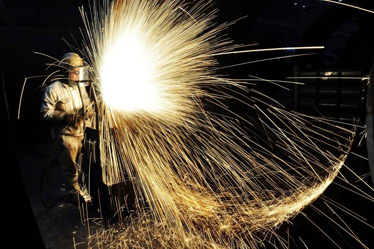 A Chinese worker cuts steel. (AFP/Getty Images)