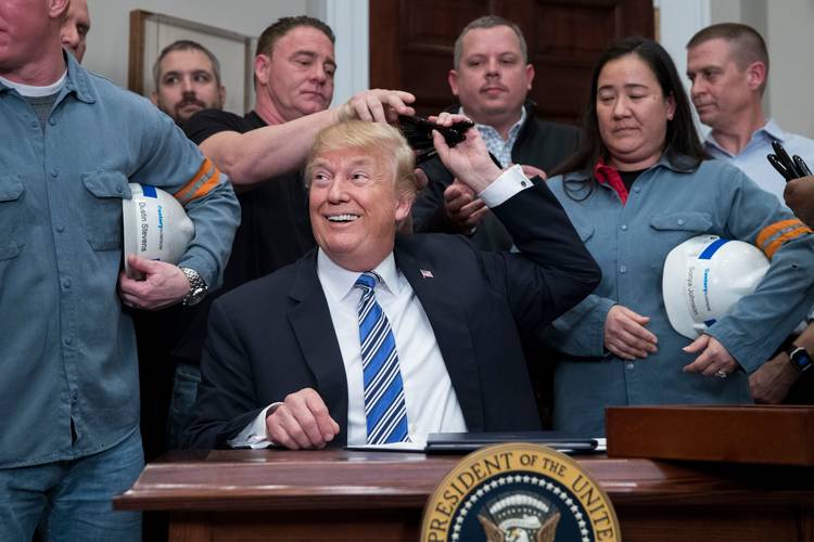 President Trump signs a presidential proclamation on tariffs. (Michael Reynolds/European Pressphoto Agency/EFE)