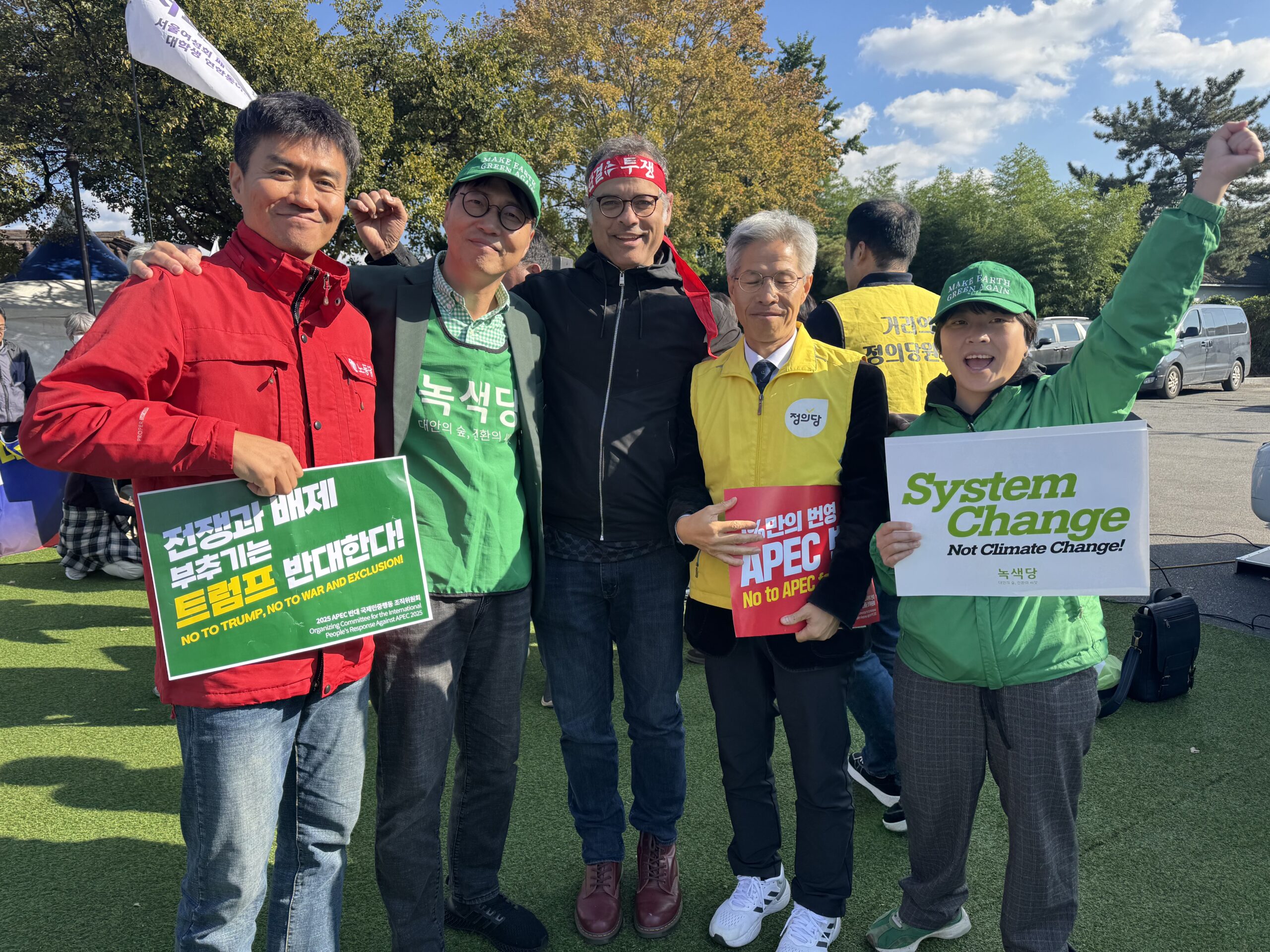Author with Lee Baek-yoon (leader of the Labour Party), Kim Chang-hwi (co-leader of the Green Party), Kwon Yeong-guk (leader of the Justice Party), and Lee Sang-hyun (co-leader of the Green Party)