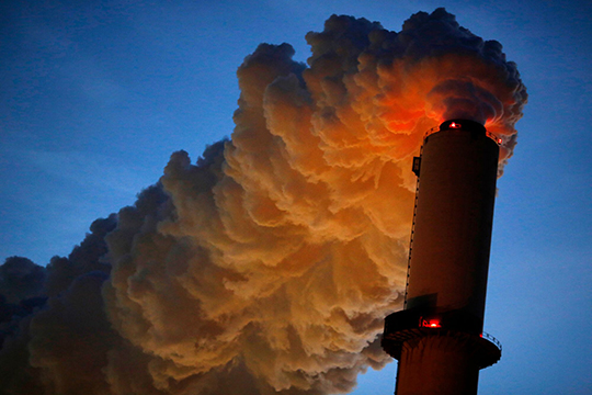 Emissions rise from a coal-fired generation station in Indiana. (Luke Sharrett / Bloomberg Creative via Getty Images)