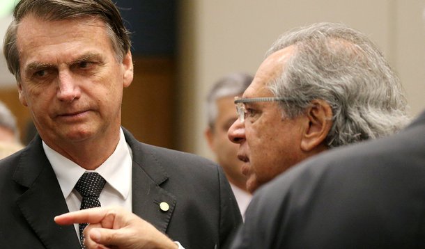 Acompanhado de Guedes, Bolsonaro anuncia novo aumento no já exorbitante preço dos combustíveis