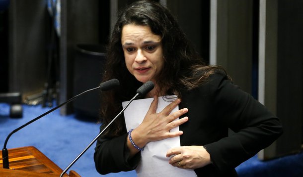 Janaina Paschoal diz que Bolsonaro tenta destruí-la, mas que deve votar nele