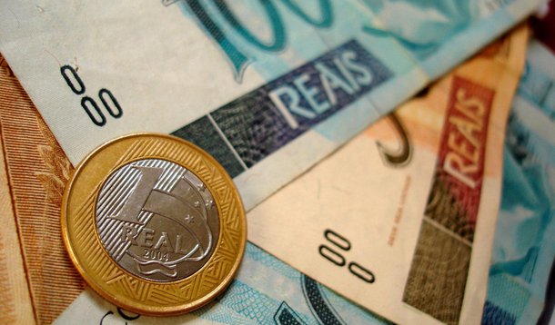 Sem dinheiro no bolso, brasileiros esvaziam suas cadernetas de poupança