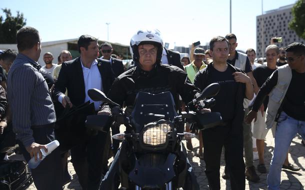 Sem ter o que fazer, Bolsonaro passeia de moto pelo DF e vira despachante de caminhoneiro em conflito com posto de gasolina