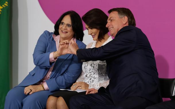 Bolsonaro escala Michelle e Damares para apagar incêndio após fala pedófila