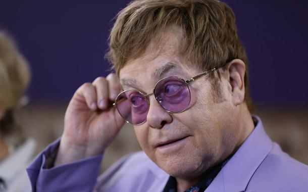 Elton John completa 76 anos, com mais de 300 milhões de discos vendidos
