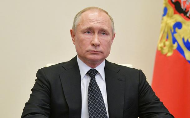 Putin sobe o tom e diz que sanções ocidentais equivalem a uma 