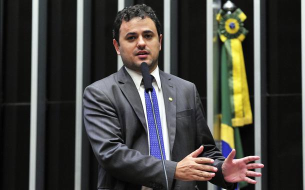 Glauber Braga: acionistas da Petrobrás ganham dinheiro às custas do povo