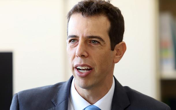 Secretário de Educação de São Paulo mantém ações de empresa offshore contratada pela pasta